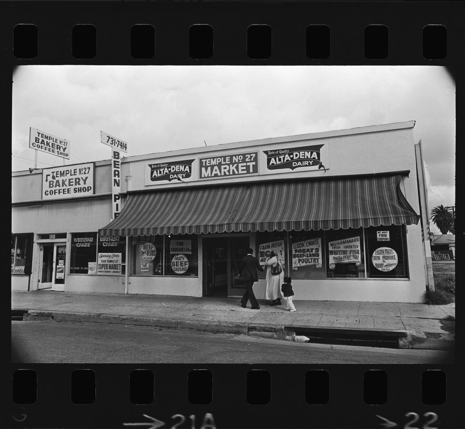 Exterior view of a Muslim market in Los Angeles (Calif.), 1975, Los Angeles