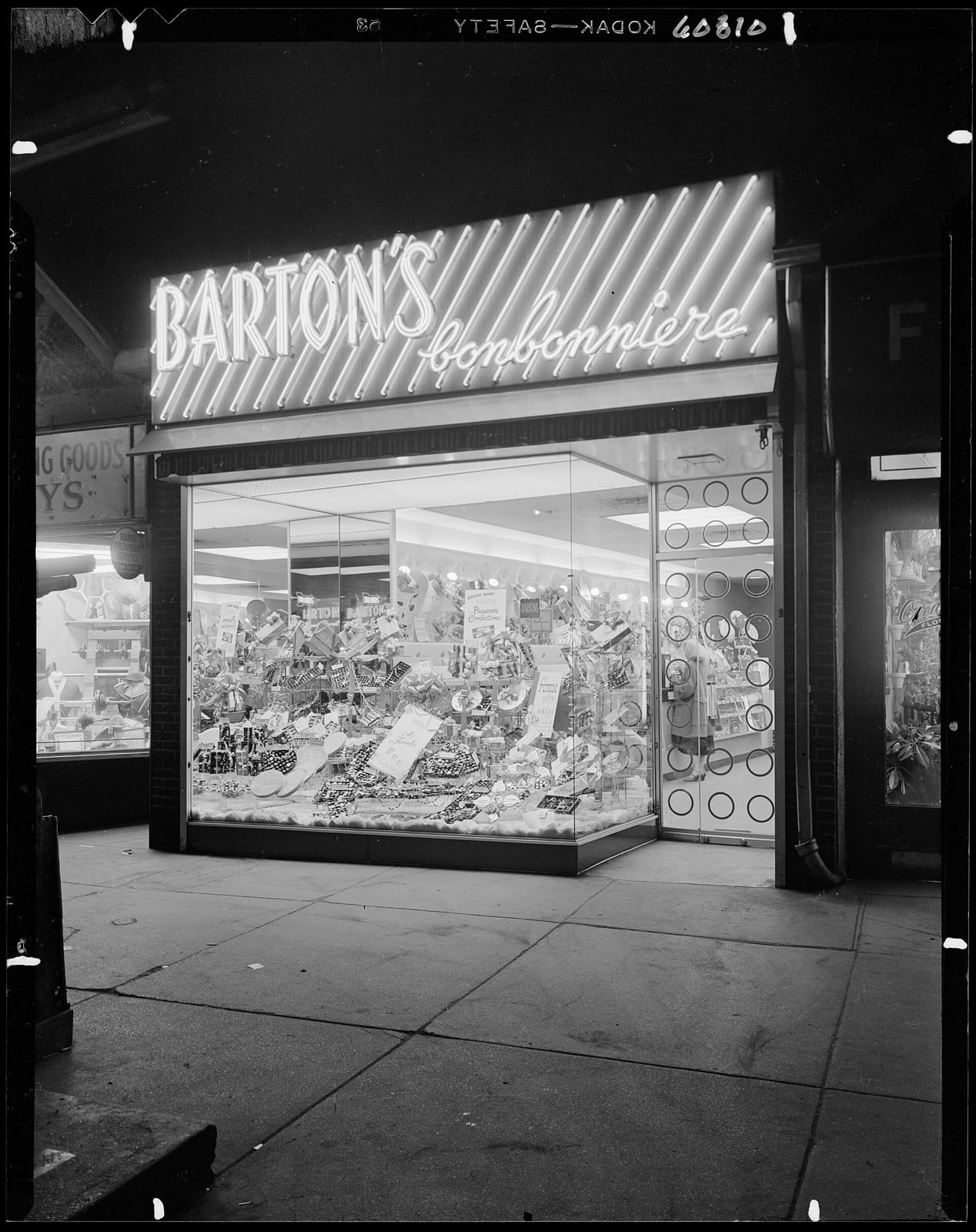Title: Barton's Bonbonniere, business. Abstract/medium: Gottscho-Schleisner Collection (Library of Congress) Physical description: 1 negative :, 1952, New York City