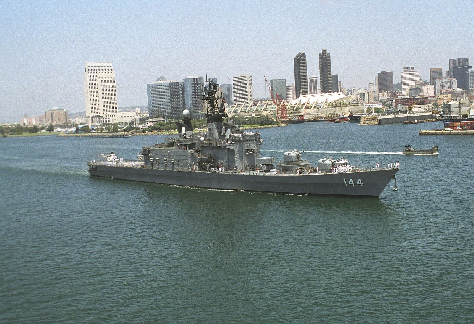 Shirane class destroyer - Kurama - front, 1992, San Diego