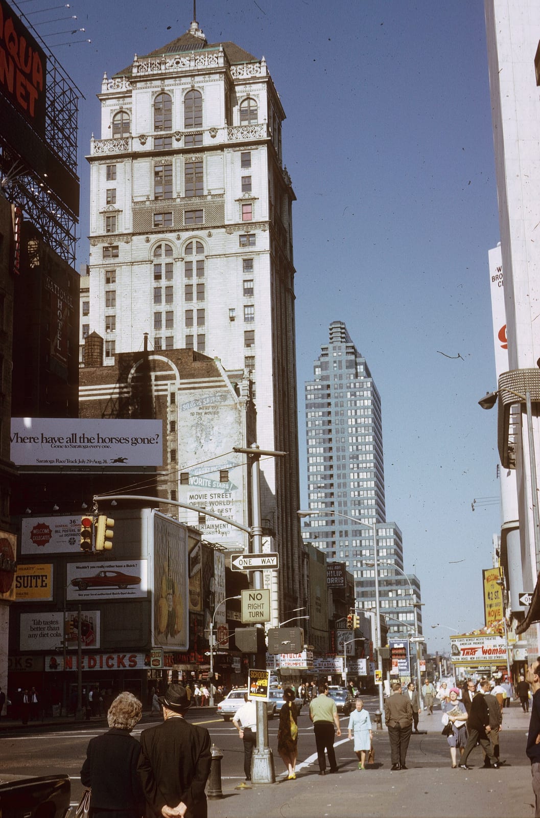 Nyugati 42. utca a Broadway felől nézve, balra a Candler Building., 1968, New York City